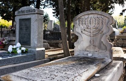 El candelabro de siete brazos de la religión judía, cuyos fieles también eran enterrados en los cementerios segregados antes de la municipalización general.