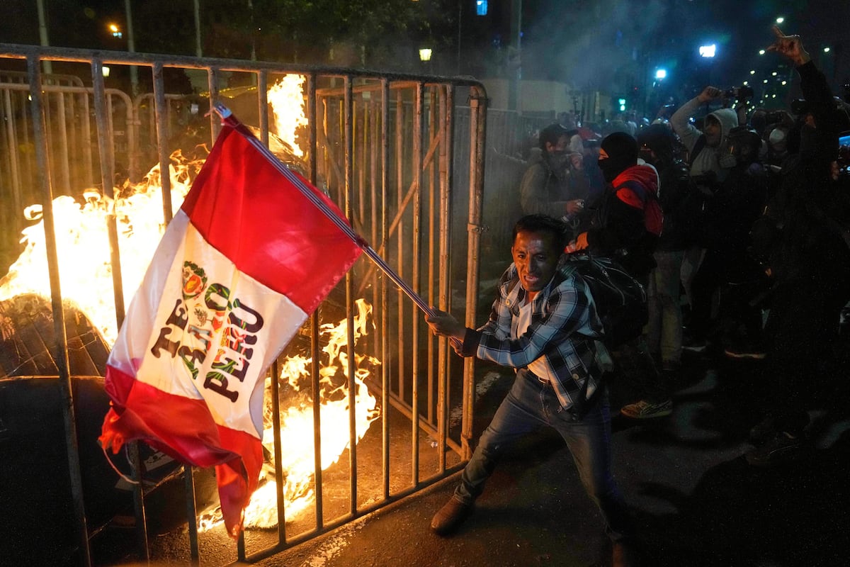El hartazgo social y político moviliza a los jóvenes de Perú contra el Gobierno interino