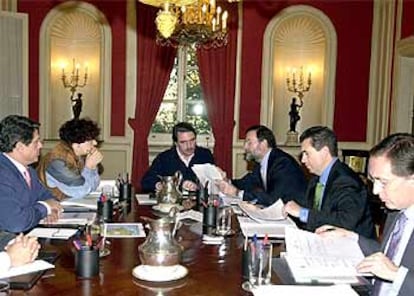 Aznar preside la reunión de trabajo con los máximos responsables de los ministerios implicados.