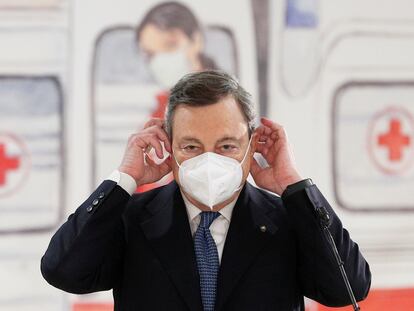 El primer ministro italiano, Mario Draghi, durante su discurso del viernes en un centro de vacunación en el aeropuerto de Fiumicino.