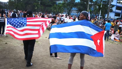 Banderas de EE UU y Cuba en el concierto de los Rolling Stones en La Habana