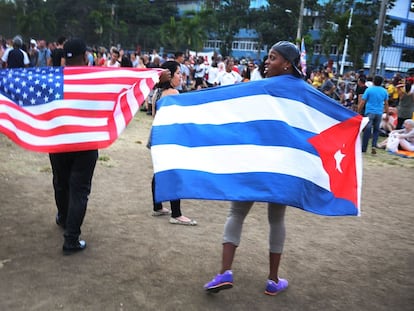 Bandeiras dos EUA e Cuba no show dos Rolling Stones em Havana.