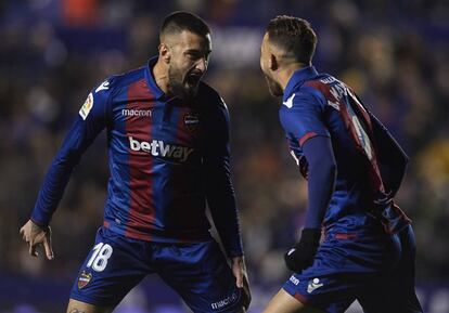 Cabaco y Mayoral celebran el primer gol del Levante ante el Barcelona.