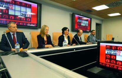 La directora general de EiTB, Maite Iturbe (centro), junto al equipo de direcci&oacute;n del ente, durante la presentaci&oacute;n del balance de 2013.