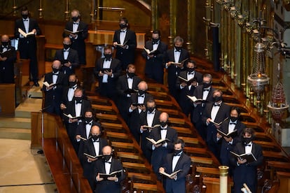 El coro del Liceo canta con mascarillas en el concierto inaugural de la temporada celebrado el pasado mes de septiembre en el Monasterio de Montserrat.