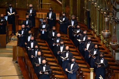 El coro del Liceo canta con mascarillas en el concierto inaugural de la temporada celebrado el pasado mes de septiembre en el Monasterio de Montserrat.