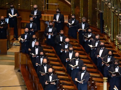 El coro del Liceo canta con mascarillas en el concierto inaugural de la temporada celebrado el pasado mes de septiembre en el Monasterio de Montserrat.