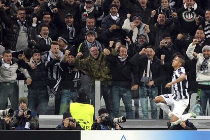 El jugador del Juventus Arturo Vidal celebra su gol al Chelsea.