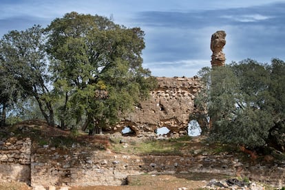 Los restos del castillo de Castro Ferral, el principal vestigio de la batalla de las Navas de Tolosa que aún permanece en pie.