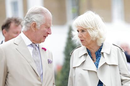 Los reyes Carlos III y Camila en una visita a Poundbury, el 27 de junio de 2023.