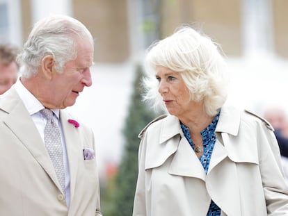 Los reyes Carlos III y Camila en una visita a Poundbury, el 27 de junio de 2023.