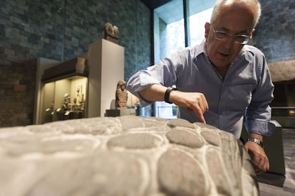 El director del museo, Antonio Saborit, muestra el deterioro causado por los visitantes al tocar las piezas