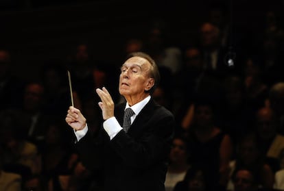 El director de orquesta Claudio Abbado murió a los 80 años. Tenía cáncer. Fue el sustituo de Karajan al frente de la Orquesta Filarmónica de Berlín y su elección se debió a los propios músicos. Era una de las leyendas de la música clásica, uno de los directores más conocidos.