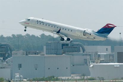 Un avión comercial en Estados Unidos. Programa Visa Waiver para Chile