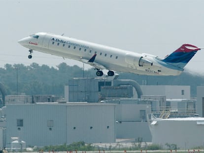 Un avión comercial de la compañía regional Comair en el aeropuerto de Lexington en Kentucky, Estados Unidos.