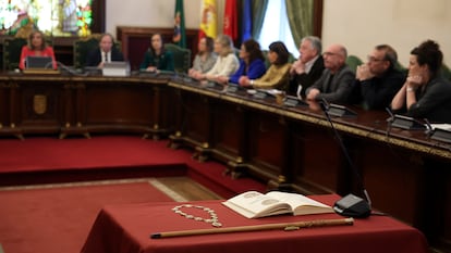 Vista general del pleno del Ayuntamiento de Pamplona con el collar, bastón de mando y la Constitución, en primer término. 