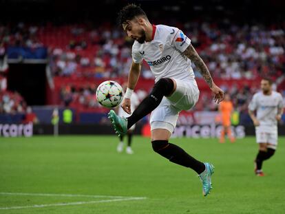 Alex Telles  controla el balón durante el Sevilla - Copenhague en el Sánchez-Pizjuán este martes.