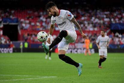 Alex Telles  controla el balón durante el Sevilla - Copenhague en el Sánchez-Pizjuán este martes.