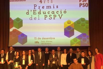 El presidente de la Generalitat, Ximo Puig, con algunos de los premiados por el PSPV.