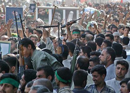 Chiíes armados de varias ciudades iraquíes llegan a la ciudad santa de Nayaf para apoyar al clérigo Múqtada al Sáder.