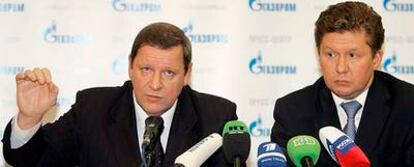 El primer ministro bielorruso, Serguéi Sidorski (izquierda), y el director ejecutivo de Gazprom, Alexéi Miller, ayer en una rueda de prensa en Moscú.