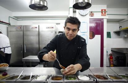 El chef Roberto Ruiz en su restaurante Punto Mx mientras muestra las distintas salsas que ofrece y que las cocina a partir de la cosecha de chiles en un huerto que tiene en Segovia.