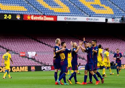 Lionel Messi celebra junto a sus compañeros el tercer gol del equipo.