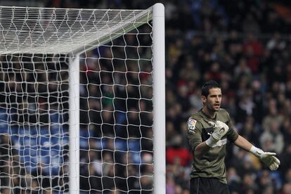 El portero del Espanyol Kiko Casillas da instrucciones a sus compañeros antes de una falta lateral.