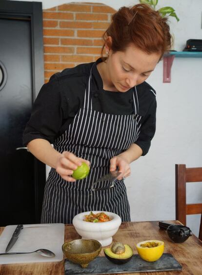 La chef Adnaloy Josefina Osío Zamora en el restaurante venezolano Antojos Araguaney, prepara un vuelve a la vida: un ceviche marinado con maracuyá, papelón y limón. En Venezuela se utiliza este platillo como metáfora de volver a la vida después de una borrachera, según cuenta la chef Osío.