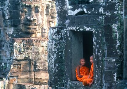 Dos monjes budistas en los templos de Angkor.