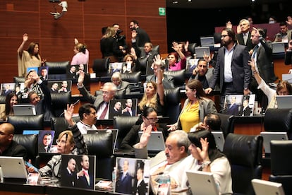 Legisladores de Morena durante la votación del "Plan B" de la reforma electoral