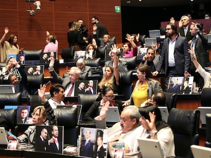 Senadores de Morena y partidos afines durante una votación en la sede del poder legislativo en Ciudad de México.