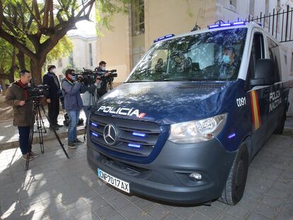 Un furgón policial traslada a un centro de menores al presunto homicida de 15 años que mató a su familia en Elche (Alicante) después de prestar declaración ante el fiscal de menores este domingo en los juzgados de Alicante.