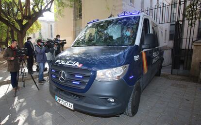 Un furgón policial traslada a un centro de menores al presunto homicida de 15 años que mató a su familia en Elche (Alicante) después de prestar declaración ante el fiscal de menores este domingo en los juzgados de Alicante.