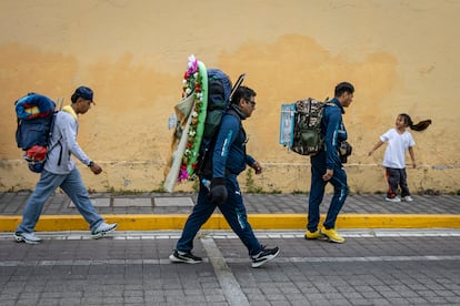 Entre las diversas peregrinaciones que salen de todos los estados, los peregrinos del Barrio de Santo Domingo, ubicado en el corazón de Puebla, recorren anualmente más de 130  kilómetros para llegar a la Basílica de Guadalupe. Los vecinos de este barrio han consolidado una familia alrededor de esta manda de fe que trasciende generaciones, pues José Roberto León 'El Meco', el más grande del barrio que ha caminado por El Paso de Cortés  por más de 40 años, acompaña a los más jóvenes que no llevan más de un año. Uno de los parajes más conocidos de las peregrinaciones es el Paso de Cortés, la brecha que existe entre los volcanes Popocatépetl e Iztaccíhuatl, más de 30 kilómetros de cerro, para cruzar de Puebla al Estado de México.