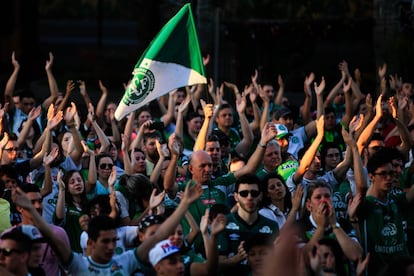 Aficionados del Chapecoense asisten a una celebración religiosa en Chapecó (Brasil).