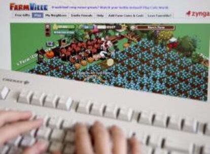 Una persona juega al popular juego Farmville de Zynga.