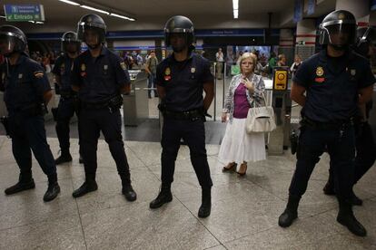 En la estación de Atocha varios mienbros de la policía antidisturbios hace guardia para mantener la calma entre los piquetes.