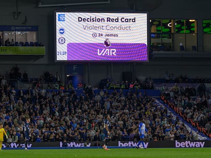 Un partido de la Premier League, durante una revisión del VAR.