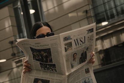 Una mujer lee el periódico estadounidense 'Wall Street Journal'.