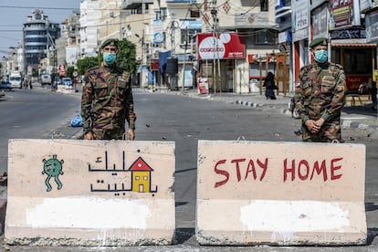 Policías de Hamás, el domingo en un puesto de control del confinamiento en Rafah, al sur de la franja de Gaza.