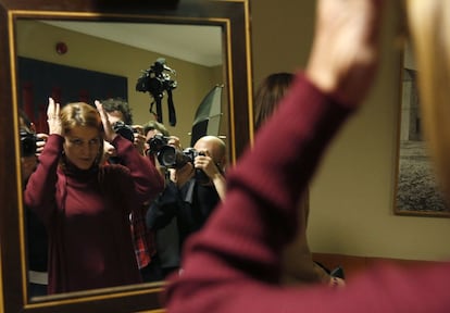 La secretaria general del Partido Popular (PP), María Dolores de Cospedal, se prepara para hacese la fotografía para su credencial en la Cámara Baja.