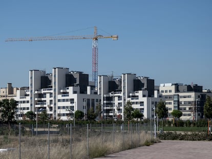 Una grúa en una zona de construcción de edificios, a 27 de octubre de 2021, en Madrid.