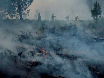 Las brigadas contra incendios trabajan en las labores de extinción del fuego en el transfronterizo Parque del Gerês-Xurês a principo de este mes.