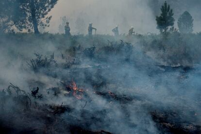 Labores de extinción del fuego en Portugal, en el transfronterizo Parque del Gerês-Xurês, el pasado agosto.