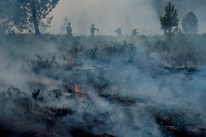 Las brigadas contra incendios trabajan en las labores de extinción del fuego en el transfronterizo Parque del Gerês-Xurês a principo de este mes.