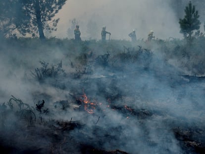 Las brigadas contra incendios trabajan en las labores de extinción del fuego en el transfronterizo Parque del Gerês-Xurês a principo de este mes.