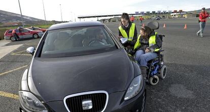 Una joven, con daño cerebral adquirido tras sufrir un accidente de tráfico, relata su experiencia a un conductor en un control de la Policía Foral de Navarra.