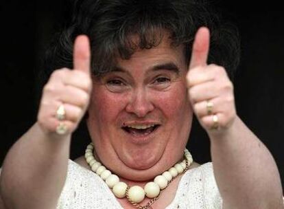 Susan Boyle, ayer en la puerta de su casa en Escocia.