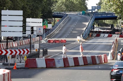 Vista del puente que une las calles de Joaquín Costa y Francisco Silvela, cuyas obras de desmontaje durarán hasta noviembre